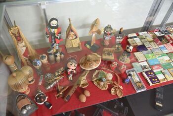 旅のお土産　こけしと木製人形