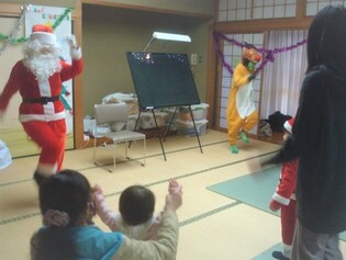サンタとトナカイが体操をしている画像