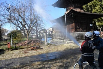 消火栓からの放水訓練写真