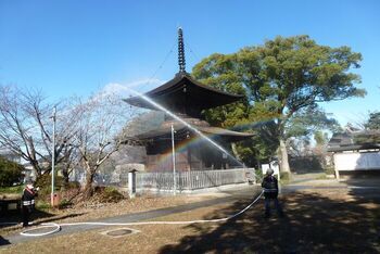 消火栓からの放水訓練写真