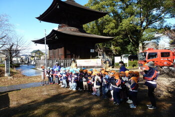 保育園児と多宝塔の写真