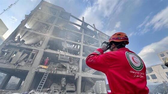 イランの首都・テヘランで捜索・救助活動を行う現地赤新月社のスタッフ /(C)イラン赤新月社