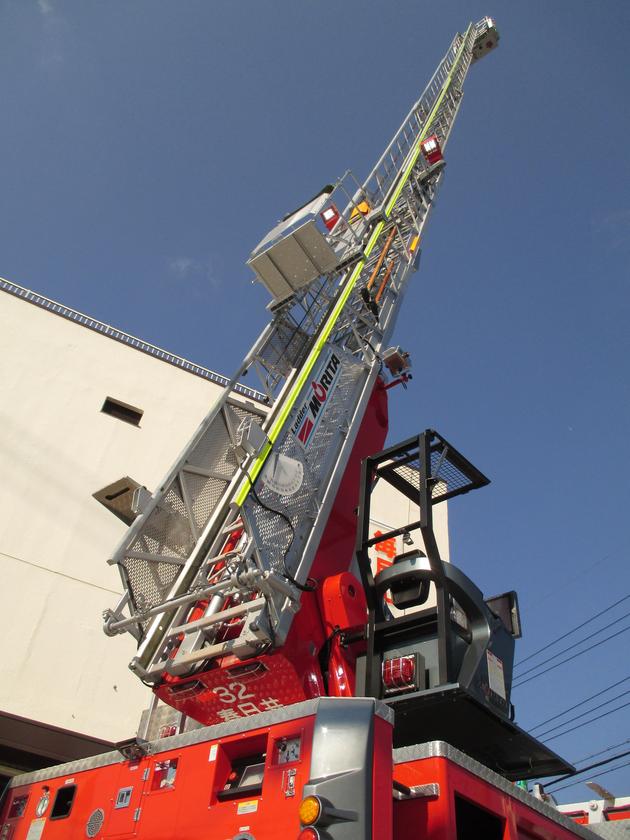 東に配備された32号車がはしごを伸ばした写真