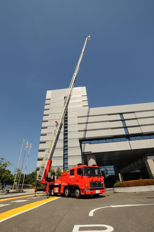 消防署に配備された31号車と市役所庁舎写真