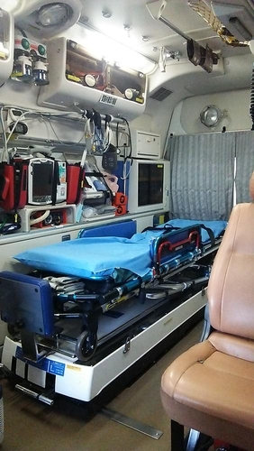 従来の救急車に比べて活動しやすい車内空間