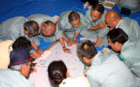 安全・安心まちづくりボニターの指導の下、 図上訓練に取り組む高蔵寺自治消防団
