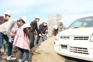 倒壊家屋からの救出訓練の写真です。