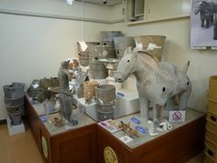 「下原古窯と二子山古墳」展示の様子