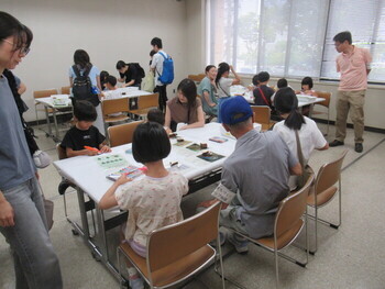 鳥のペンダントづくりの様子