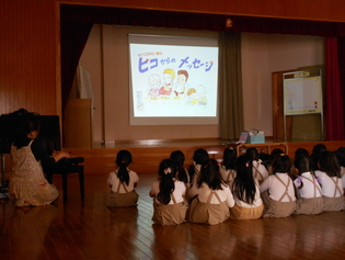 紙芝居を聞く園児