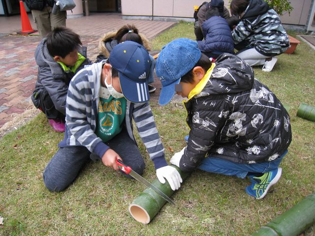 写真：料理の下準備をする子どもたち