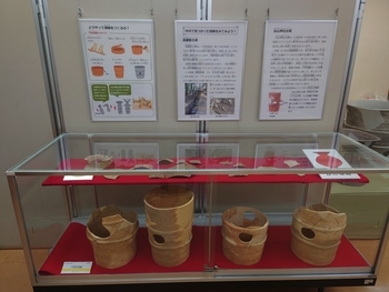 埴輪の作り方の解説パネルと古墳から出土した埴輪