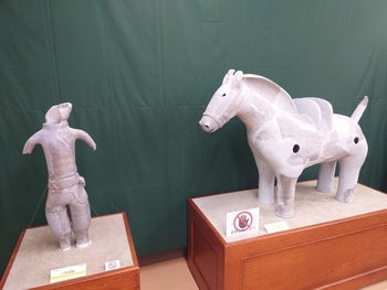 二子山古墳出土人物埴輪・馬形埴輪