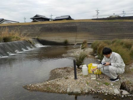 河川水質調査風景写真