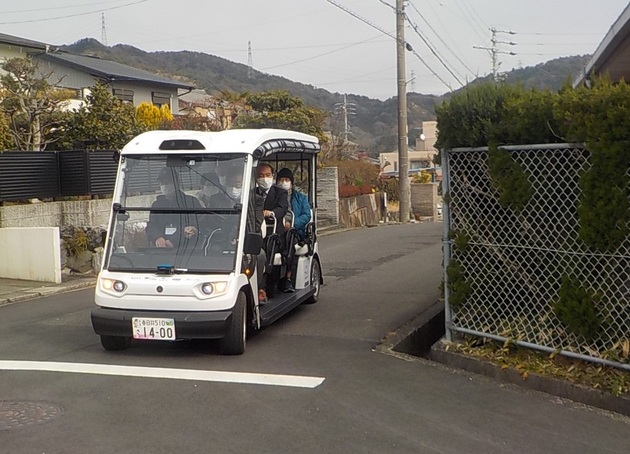 自動運転で走行する車両