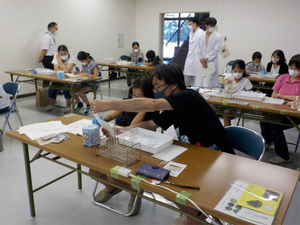 写真：簡易な環境測定の様子