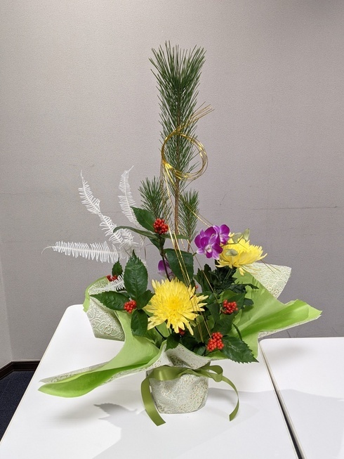 ラッピングした生け花