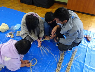 しめ飾り制作の様子　