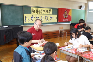 名古屋グランパスコラボ給食(選手訪問)