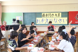 名古屋グランパスコラボ給食(選手訪問)