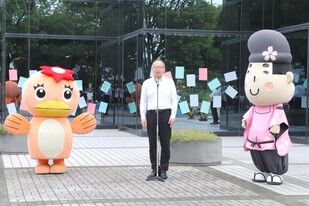 左からうながっぱくん、春日井市長、とうふうくんが並んだ様子