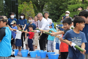 参加した子どもたちが自作のたけの水鉄砲で遊ぶ様子