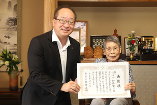 長寿をお祝いするため数え100歳の高齢者を訪問