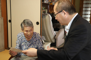 長寿をお祝いするため数え100歳の高齢者を訪問