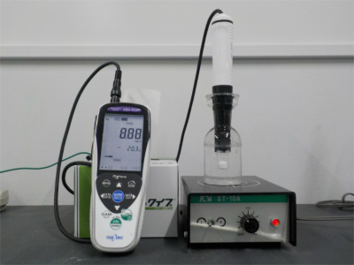 ふらん瓶と溶存酸素計を使用して、瓶内の水に含まれる酸素量を測定している様子の写真