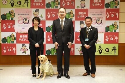 盲導犬とそのユーザーへの理解促進の表敬訪問時の記念撮影