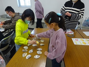 「貝合わせ」を遊ぶ様子