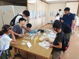 展示室見学の様子