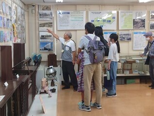 展示室見学の様子