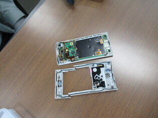 解体されたスマホ