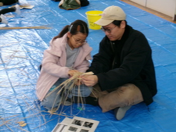 しめ飾り制作の様子