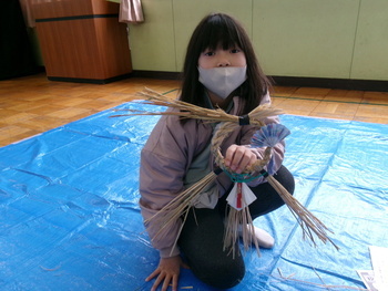 しめ飾り完成の様子