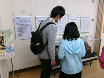 展示室見学の様子