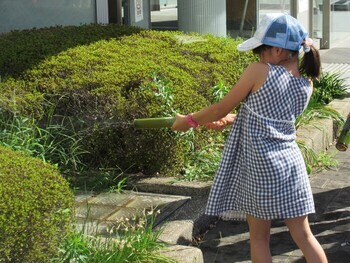 水鉄砲を楽しむ様子