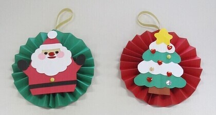 サンタクロースとクリスマスツリー