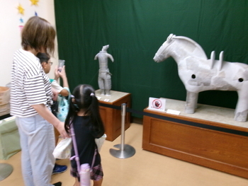展示室見学の様子