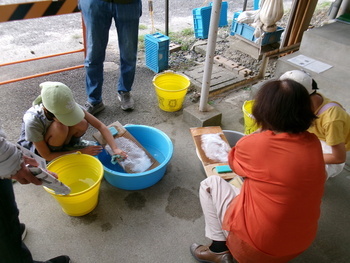 洗濯板体験の様子