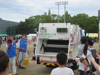 ごみ収集車の展示