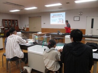 竹を切っている様子