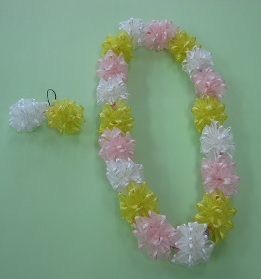 本講座の講師が作成したリボンレイの写真