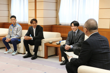 トップチームで活躍中の本市出身サッカー選手による表敬訪問