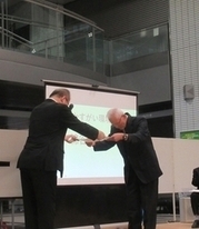 かすがい環境省表彰式の様子