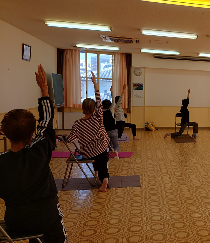 座ったままでできる！体がほぐれる椅子ヨガ