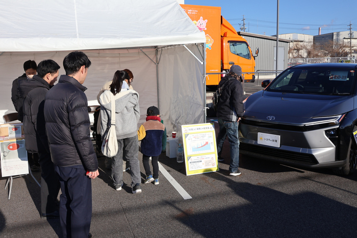 啓発ブースで電気自動車の紹介とノベルティグッズを配布!
